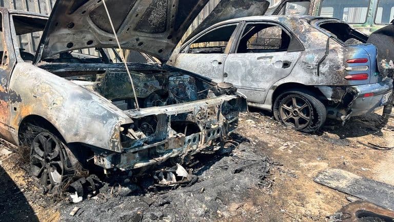 Otomobil yangını diğer araçlara sıçradı: 4 araç küle döndü